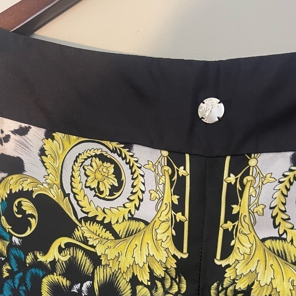 Versace - Picture 3 of 16